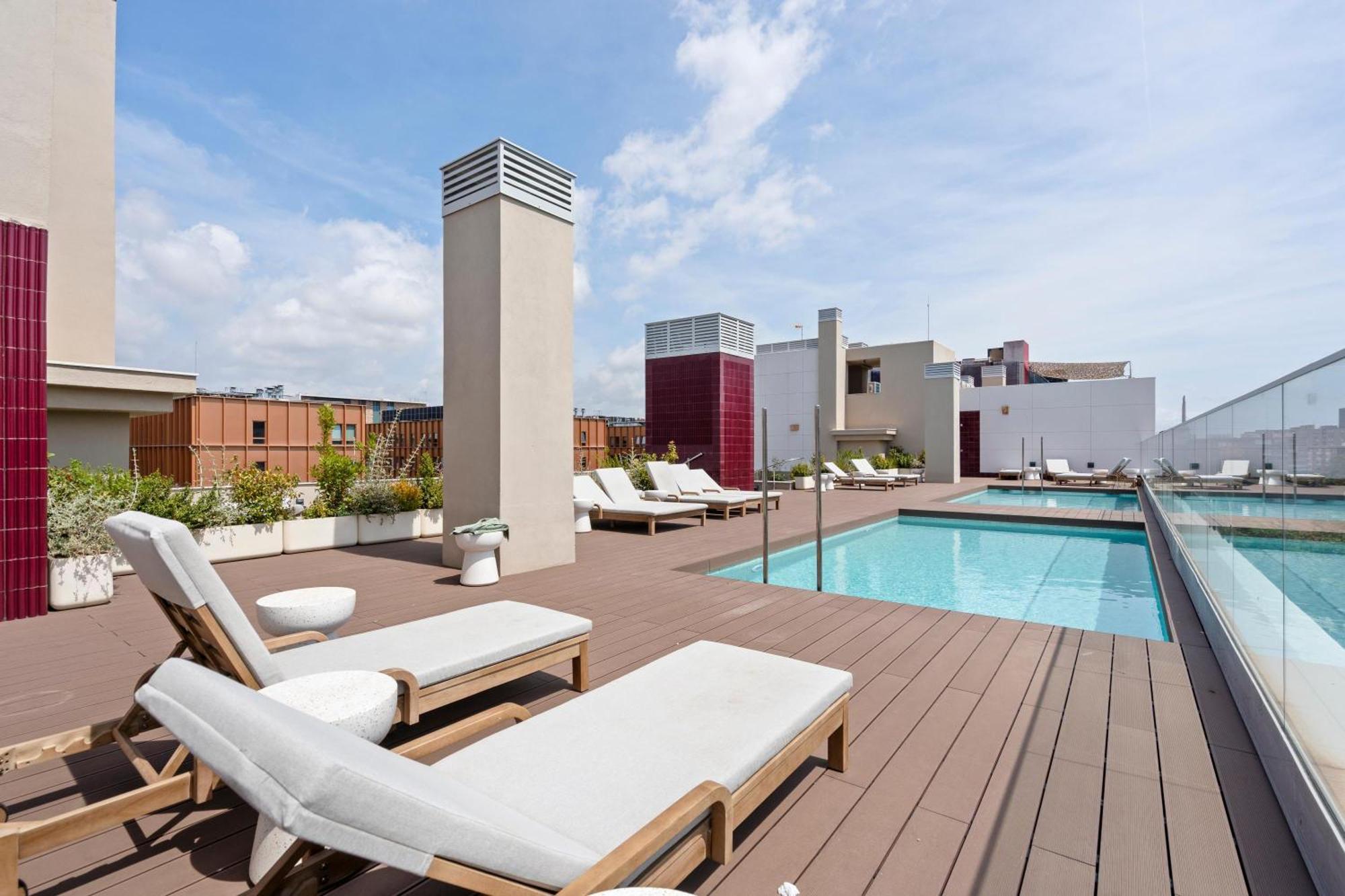 Modern Oasis 1br With Rooftop Pools & Parking