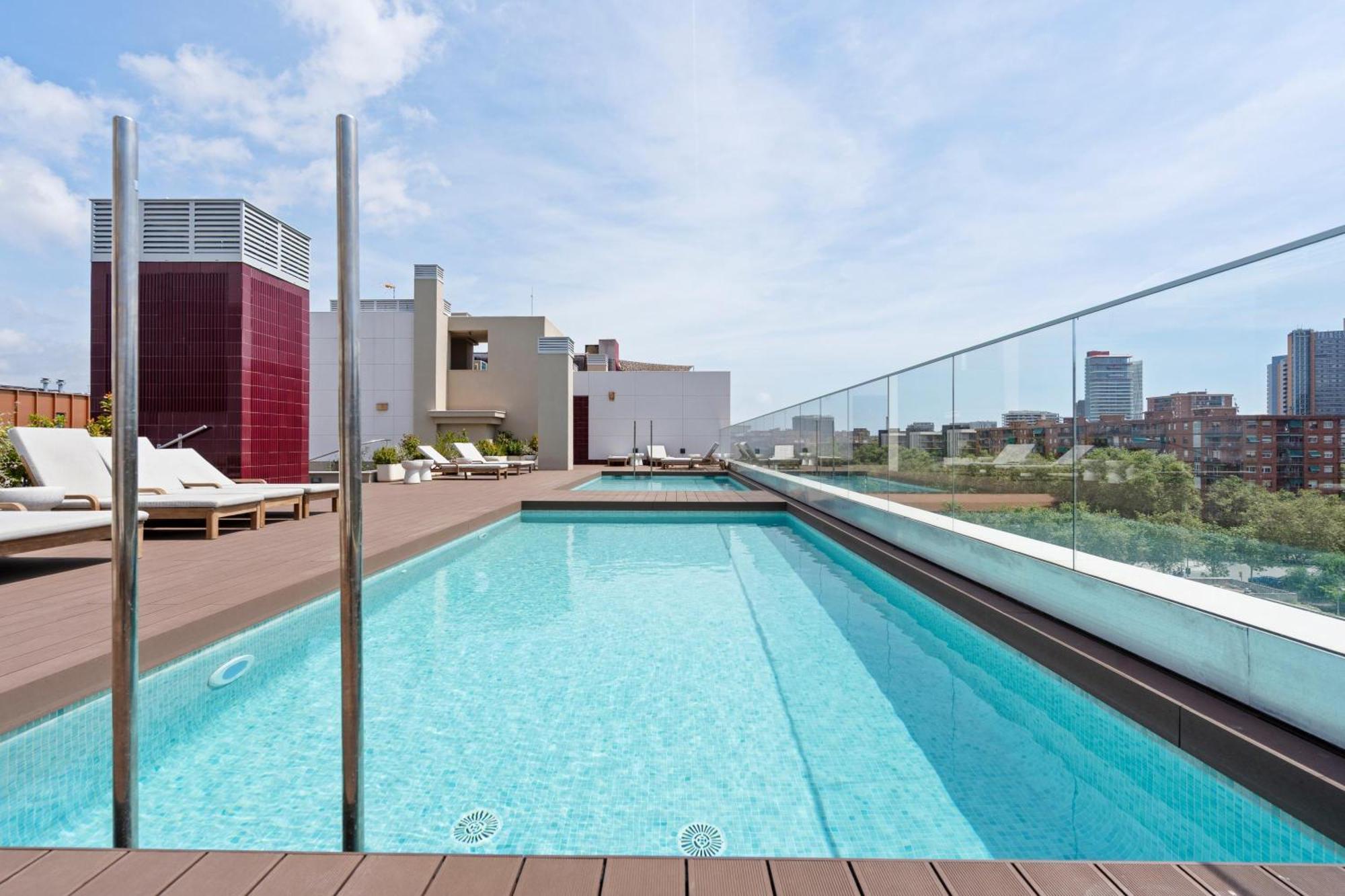 Modern Oasis 1br With Rooftop Pools & Parking