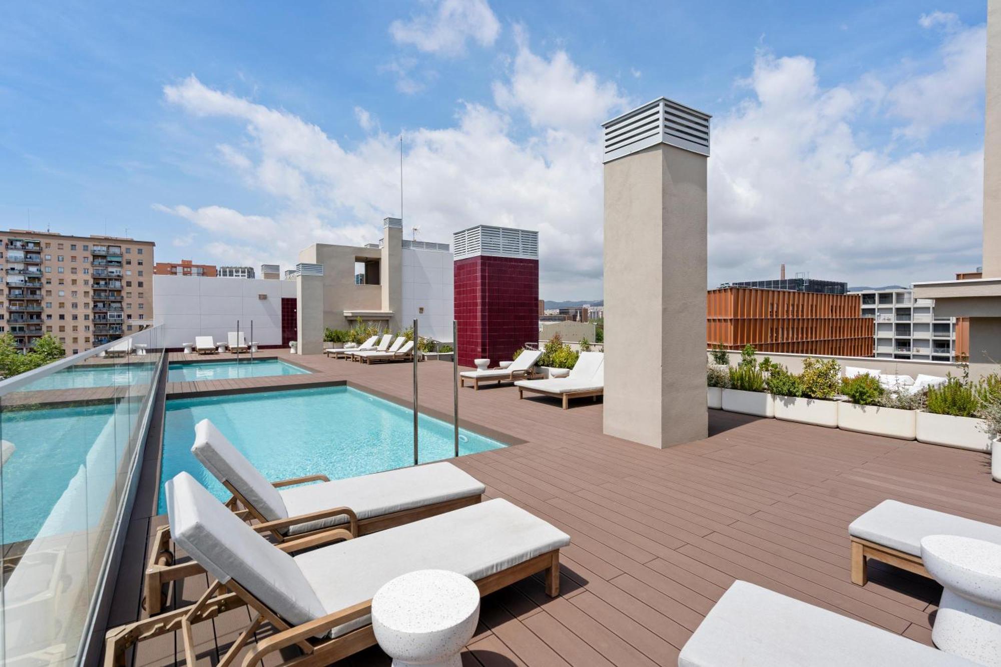Modern Oasis 1br With Rooftop Pools & Parking *