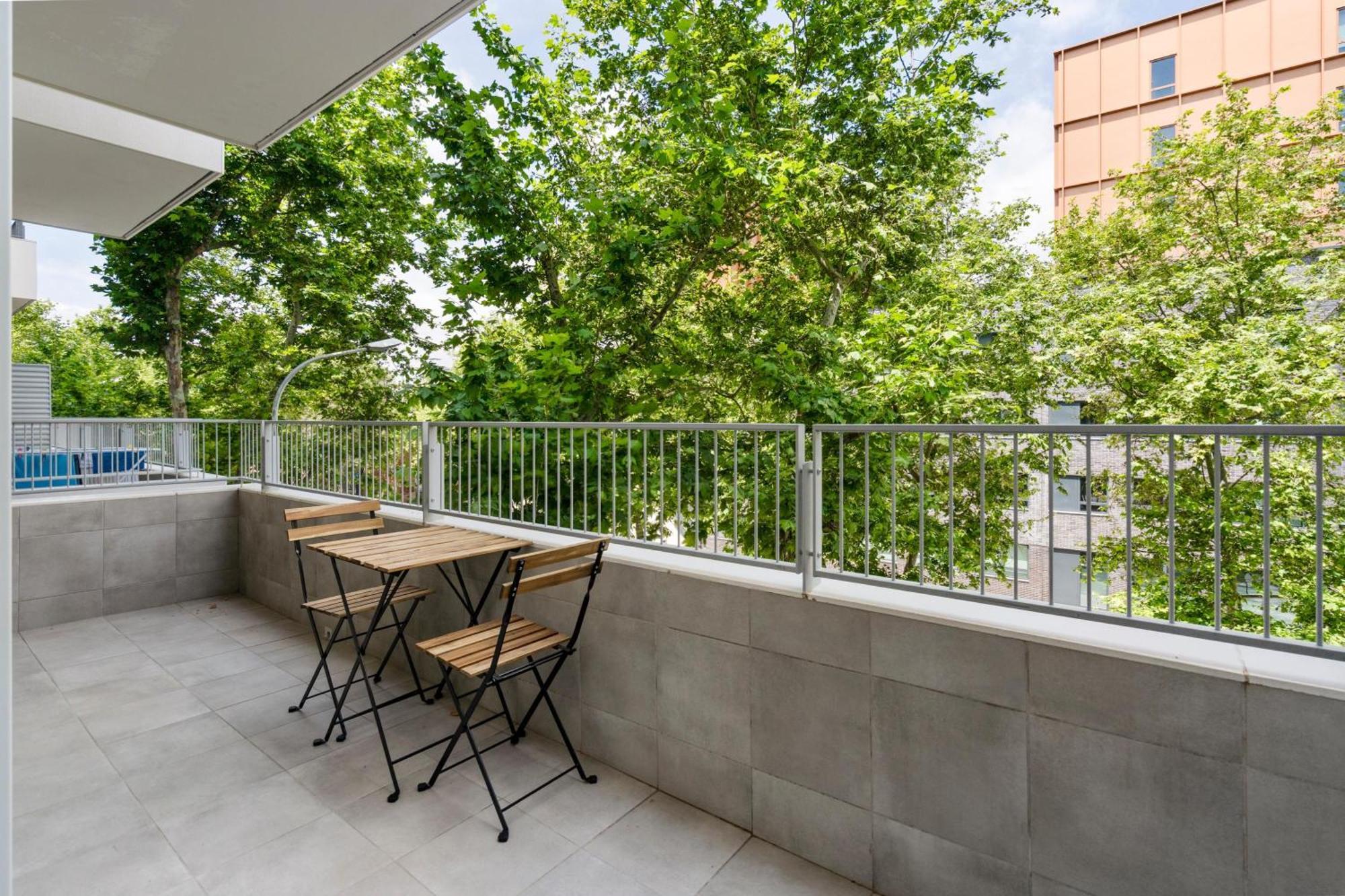 Modern Oasis 1br With Rooftop Pools & Parking