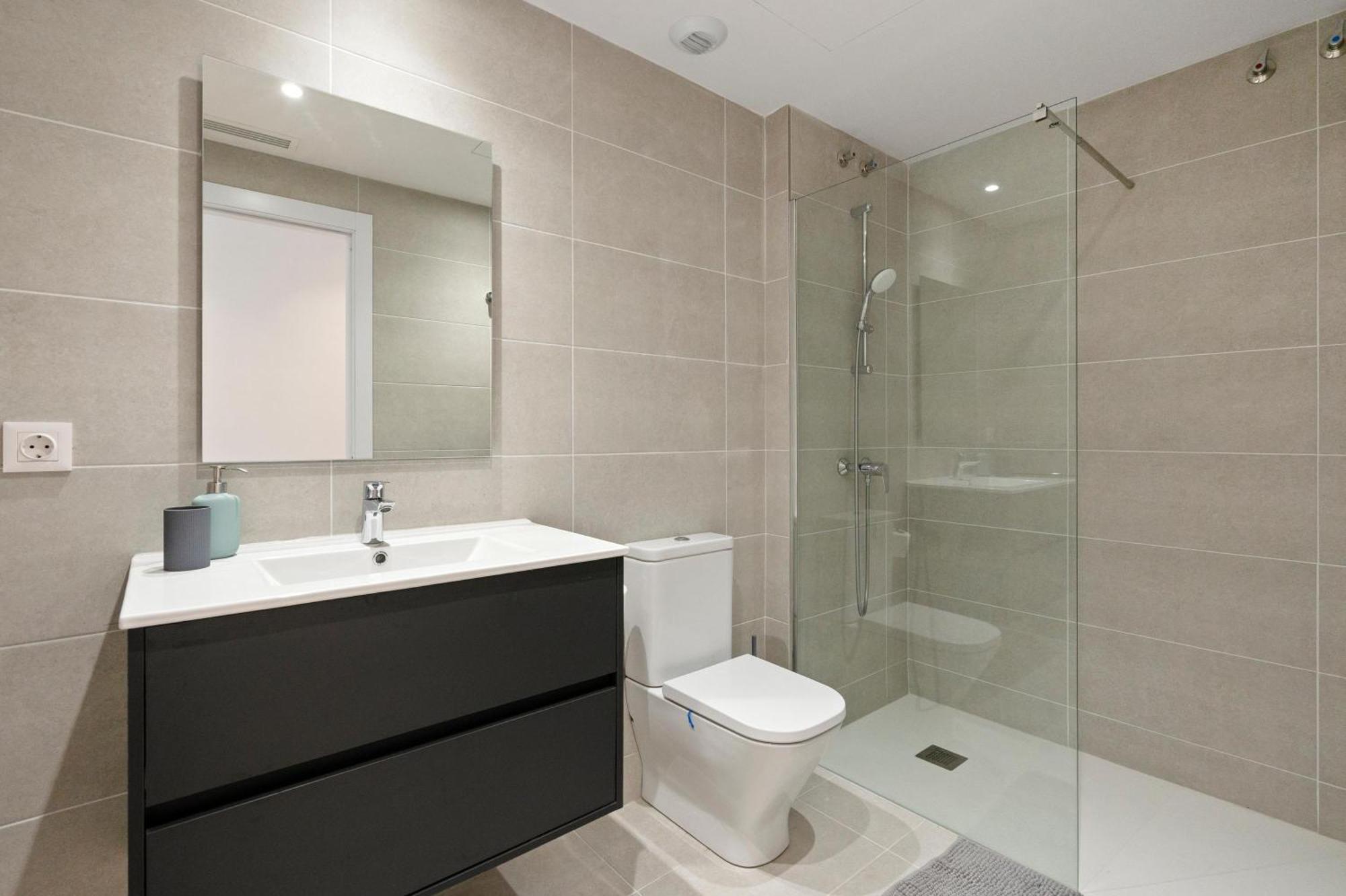 Modern Oasis 1br With Rooftop Pools & Parking Apartamento Barcelona